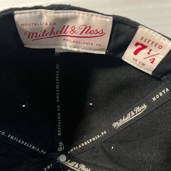 Toronto Raptors Mitchell & Ness Black Fitted Hat - Picture 4 of 5